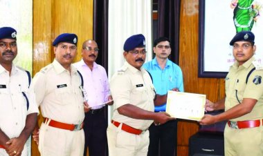 साइबर सेल स्टॉफ को एसपी ने किया सम्मानित