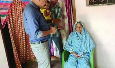 राइस मिलरों की धाेखाधड़ी से परेशान आत्महत्या कर चुके किसान की पत्नी को SDM ने दिलाया 3,67,826 रुपए का चेक