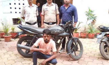 चोरी की मोटर साइकिल बेचने तलाश रहा था ग्राहक, आरोपी चढ़ गया खुर्सीपार पुलिस के हत्थे