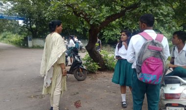 स्कूल के छुट्टी के समय बाहर भीड़ जमा कर बच्चियों पर छींटाकशी करने वालों पर रक्षा टीम ने कसा शिकंजा