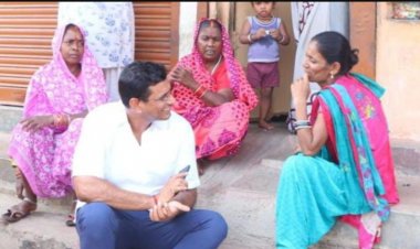 नवरात्रि के पहले दिन विधायक देवेंद्र यादव ने आम जनता के बीच पहुंचकर किया समस्याओं का निराकरण