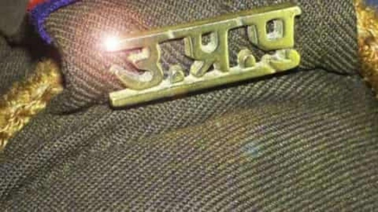 बिना वर्दी के पुलिसकर्मियों ने फांदी दीवार, महिलाओं ने चोर समझकर चप्पलों से पीटा