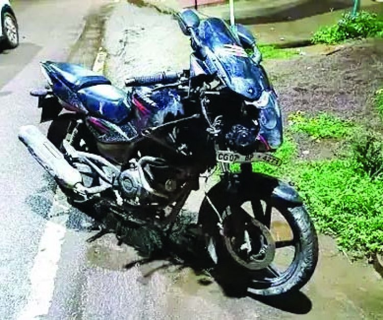 कोहका भिलाई में डिवाइडर से टकराया बाइक, 2 की मौत एक गंभीर