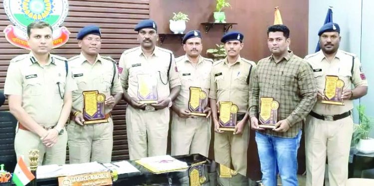 वरिष्ठ पुलिस अधीक्षक रायपुर ने पुलिसकर्मियों को ''स्मृति चिन्ह'' देकर किया प्रोत्साहित