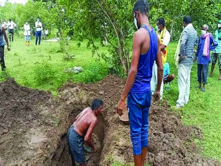 परिजनों ने बिना पोस्टमॉर्टम के ही दफना दिया था शव, 3 महीने  बाद पहुंची पुलिस ने कब्र खोदकर निकाला 