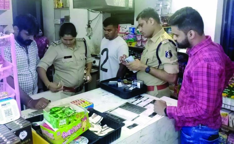 कैफे और रेस्टोरेंट में रायपुर पुलिस की दबिश, हुक्का सामग्री-शराब जब्त