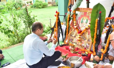 विजयादशमी पर्व पर शस्त्र पूजन कर एसपी डॉ. पल्लव ने की सुख समृद्धि की कामना