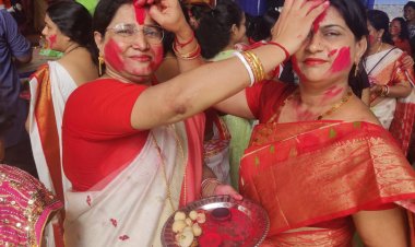 बंगाली समाज ने सिंदूर खेला के साथ मां दुर्गा को दी विदाई