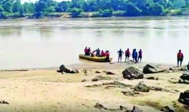 माओवादियों ने लौटाया जिला प्रशासन का मोटर बोट