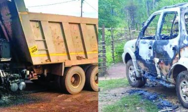 नक्सलियों ने फूकें 5 वाहन