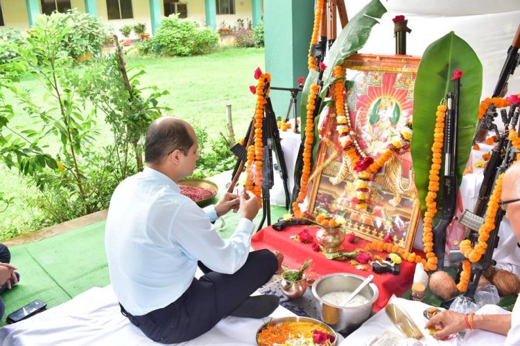 विजयादशमी पर्व पर शस्त्र पूजन कर एसपी डॉ. पल्लव ने की सुख समृद्धि की कामना