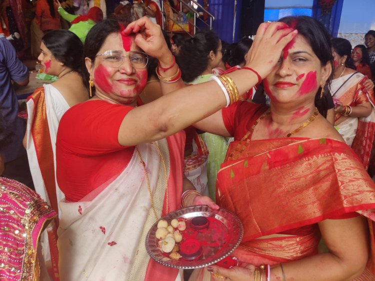 बंगाली समाज ने सिंदूर खेला के साथ मां दुर्गा को दी विदाई