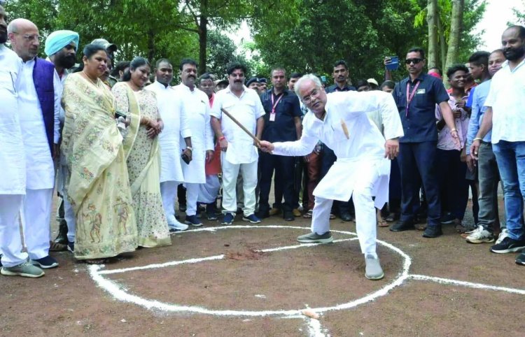 मुख्यमंत्री भूपेश बघेल ने लालबाग में खेला गिल्ली डंडा, छत्तीसगढ़िया ओलम्पिक का किया शुभारंभ