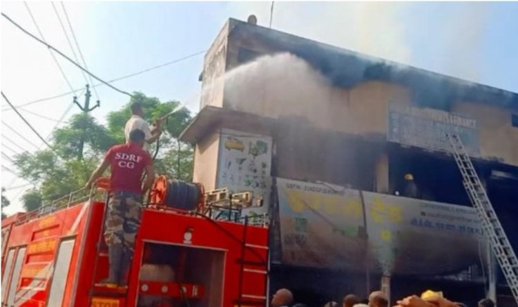 दुर्ग: गंजपारा की 4 दुकानों में लगी भीषण आग, मौके पर पहुंची फायर ब्रिगेड की टीम
