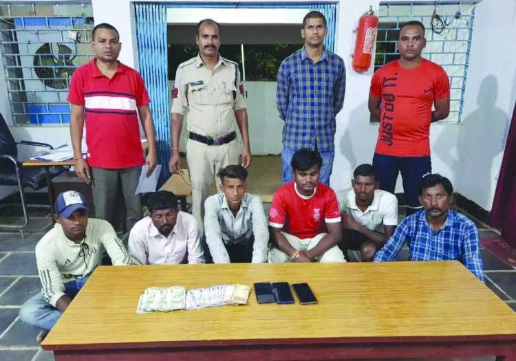 मोमबत्ती की रोशनी में जुआ खेलते 6 गिरफ्तार