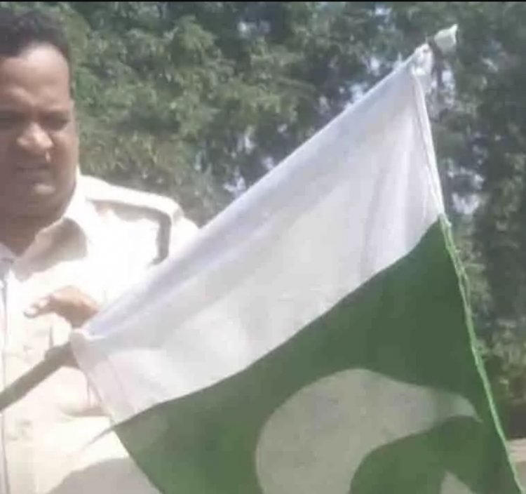 छत्तीसगढ़: घर की छत पर लगा रखा था पाकिस्तानी झंडा, क्षेत्र में तनाव बढ़ता देख पुलिस ने झंडे को जब्त कर आरोपी को किया गिरफ्तार