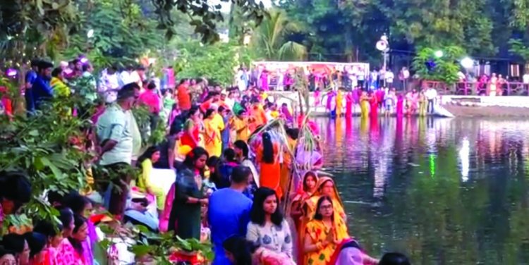 सूर्य भगवान और छठ मैया से की गई संतान की रक्षा और परिवार की सुख-शांति की कामना, स्मृतिनगर तालाब रहा आकर्षण का केन्द्र