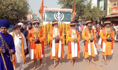नगर-कीर्तन का पंज प्यारों ने की अगुवाई, प्रकाश पर्व पर निकली नगर-कीर्तन के स्वागत में उमड़े लोग