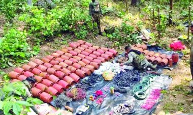 नक्सलियों के ठिकानों से भारी मात्रा में सिलेंडर बम और हथियार बरामद