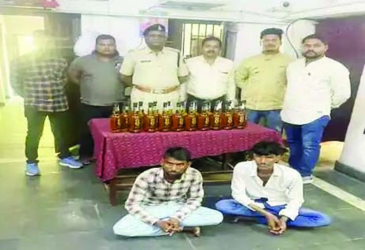 अमरकंटक एक्सप्रेस में शराब तस्करी करते GRP ने दो को पकड़ा