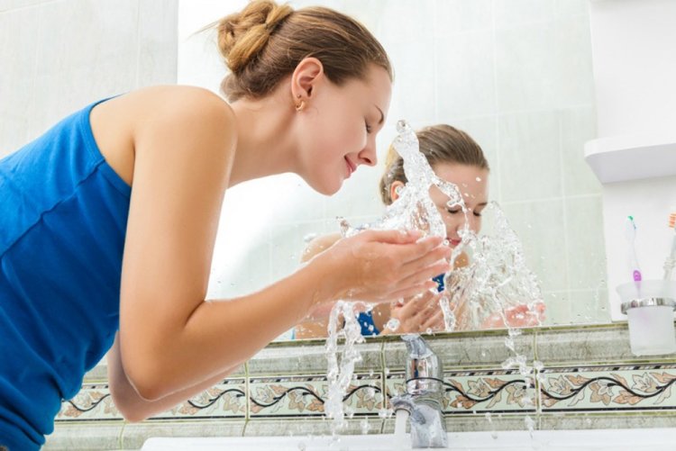 सर्दियों में भूलकर भी गरम पानी से नहीं धोएं चेहरा, हो सकते हैं ये पांच नुकसान