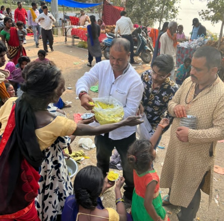 कार्तिक पूर्णिमा के सेवा: अवसर पर जरूरतमंदों को भोजन स्वरूप पोहा एवं चाय का वितरण