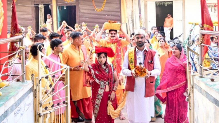 सत्तीचौरा दुर्गा मंदिर में कलश यात्रा के साथ शुरू हुई भागवत कथा