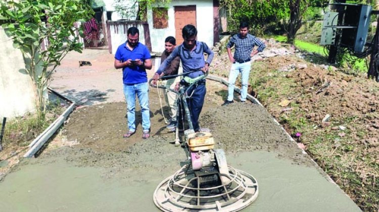 ठेकेदार बिना वाइब्रेटर कर रहा था सीसी रोड निर्माण, रिसाली आयुक्त ने कराया काम बंद