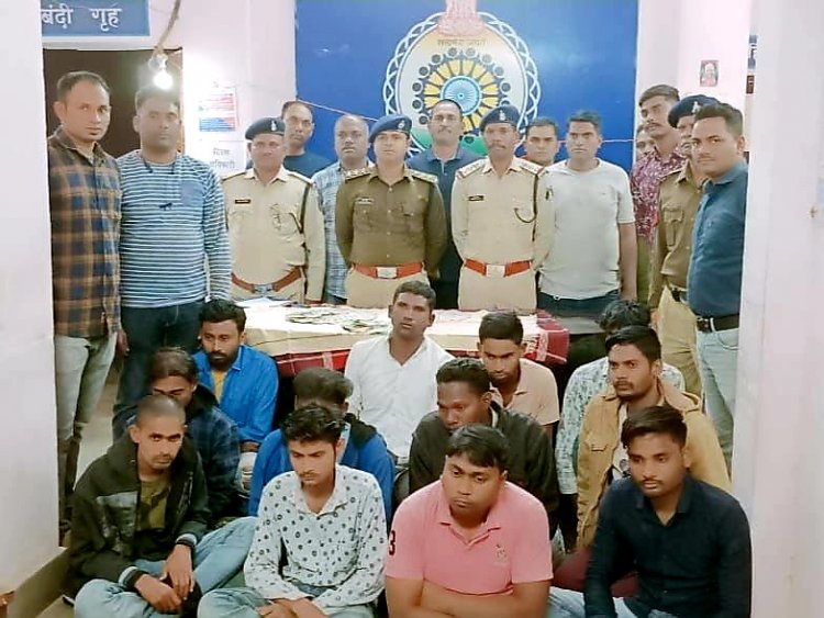 दो जुए की फड़ में पुलिस ने मारी रेड, 12 गिरफ्तार, 53 हजार रु. जब्त