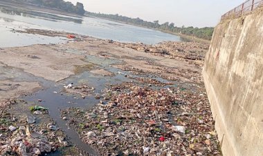 शिवनाथ नदी एनिकट में गंदगी का आलम, अधिकारी नहीं दे रहे ध्यान
