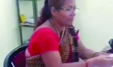 रिश्वत लेने वाली महिला क्लर्क सस्पेंड