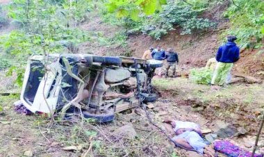 घाटी में 50 फीट की ऊंचाई से गिरी कार, 3 महिला और 1 पुरुष की मौत