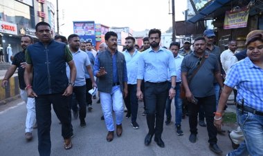 इंदिरा मार्केट के व्यापारियों की मांग पर निरीक्षण करने पहुंचे कलेक्टर