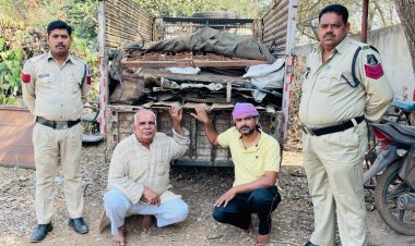 दो कबाड़ी कारोबारी से कबाड़ के लाखों का माल वाहन सहित जब्त