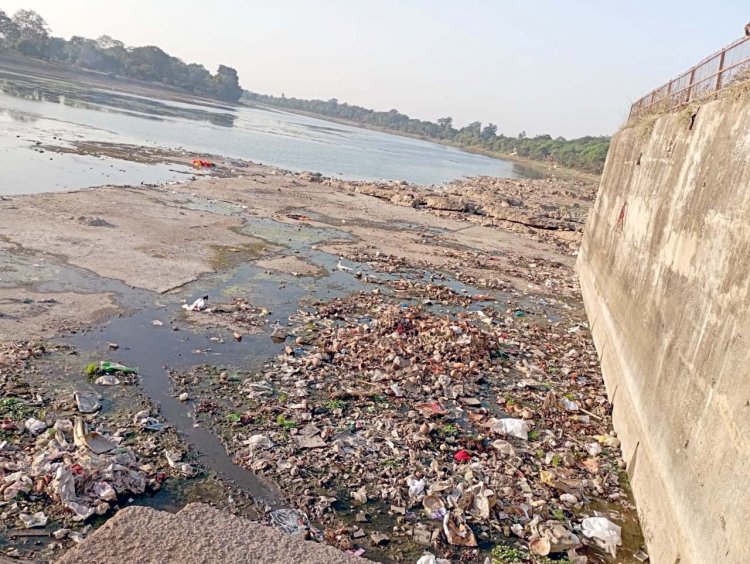 शिवनाथ नदी एनिकट में गंदगी का आलम, अधिकारी नहीं दे रहे ध्यान