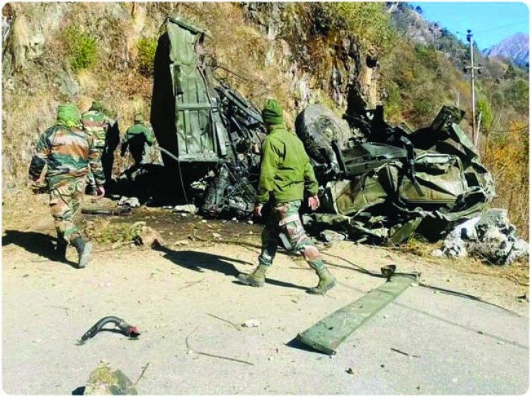 सेना का ट्रक खाई में गिरा, 16 जवान शहीद