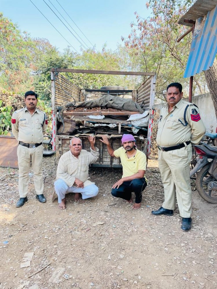 दो कबाड़ी कारोबारी से कबाड़ के लाखों का माल वाहन सहित जब्त