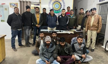 जुए की फड़ में दुर्ग पुलिस की रेड, दौड़ा-दौड़ा कर 6 को पकड़ा