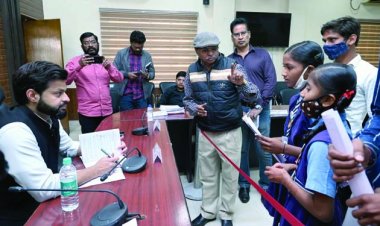 सरपंच ने गांव के हरे भरे पेड़ों को काटकर अपने खेत की बना ली फेंसिंग