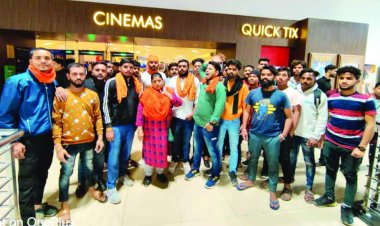 छत्तीसगढ़ में भी पठान का विरोध, दुर्ग में मूवी के पोस्टर फाड़ लगाई आग