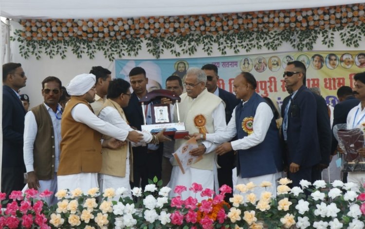 गिरहोला में पंथी गीत गायकों की प्रशंसा की मुख्यमंत्री ने, कहा बाबा गुरु घासीदास जी ने अपना संदेश दिया छत्तीसगढ़ी में