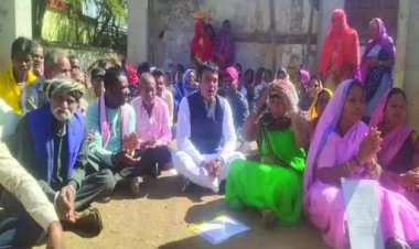 बिल्डर मनोज राजपूत ने किसानों के साथ किया रजिस्ट्रार का घेराव, काम के एवज में रिश्वत मांगने का भी लगाया आरोप