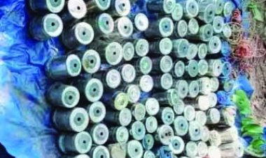 नक्सलियों द्वारा जंगल में छिपाया गया हथियारों का जखीरा बरामद