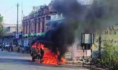 धू-धूकर जलने लगी स्कूली बस, बच्चों ने कूदकर बचाई जान
