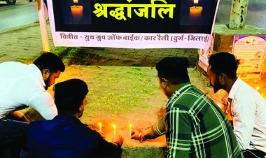 पुलवामा में हुए शहीदों को युवाओं ने दी श्रद्धांजलि