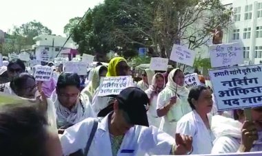 मांगों को लेकर सड़क पर उतरे नर्स