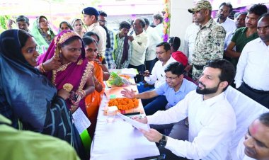 प्रशासन तुंहर द्वार के हर आवेदन के निराकरण पर हो रहा कार्य, हर आवेदनों के निराकरण को स्वयं देख रहे कलेक्टर