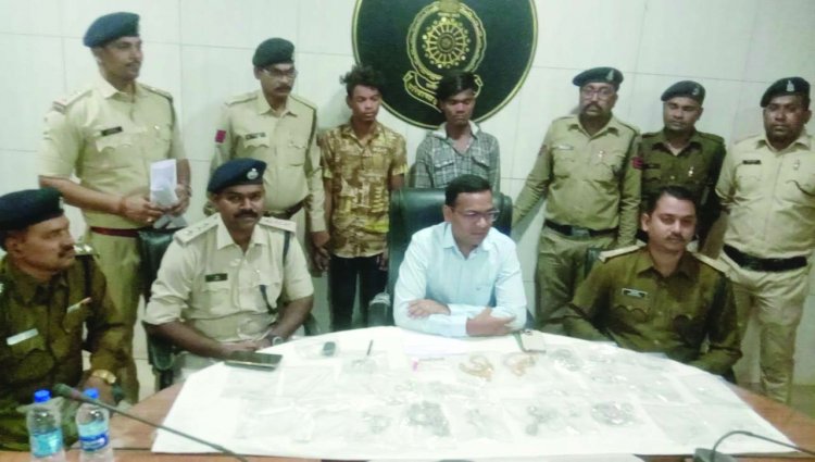 पुलिस ने किया चार मामलों का खुलासा, 5 लाख रुपए के साथ तीन पकड़ा गया
