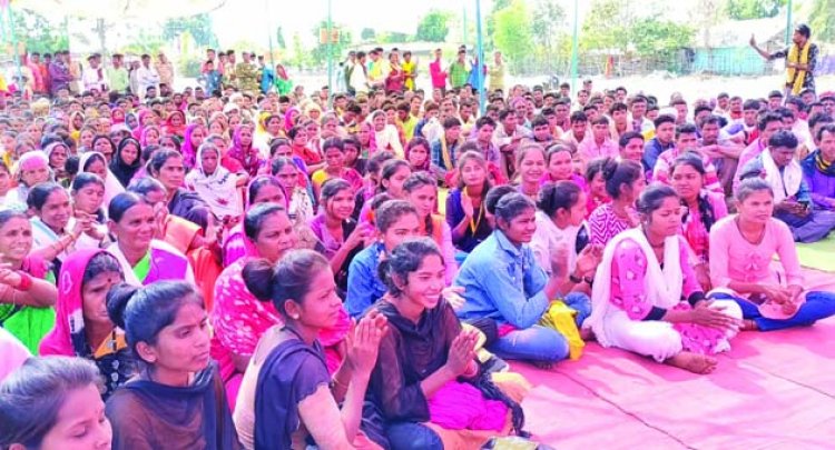 सरस्वती पूजा का चंदा नहीं देने पर शिक्षक ने की विद्यार्थियों से मारपीट, आदिवासी समाज ने की शिक्षक के निलंबन की मांग