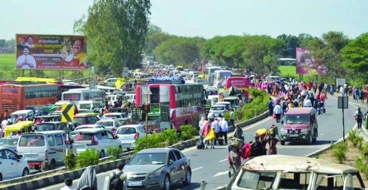 कुबेरेश्वर धाम में रोका गया रुद्राक्ष वितरण, बेकाबू भीड़ को देखते हुए लिया गया निर्णय